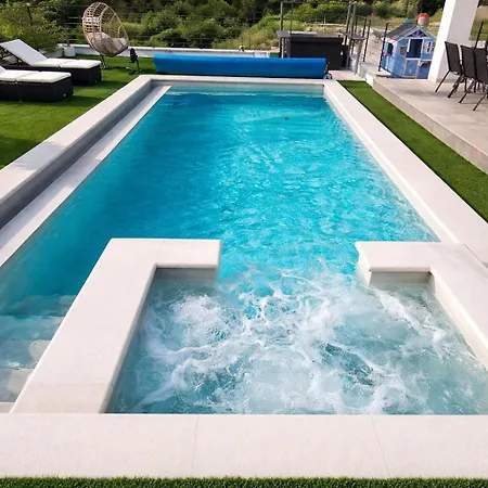 Villa Entire Vacation - Heated Pool,jacuzzi & Sauna Grimalda